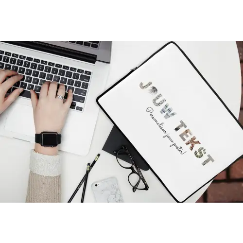 Jouw Tekst - Lettercollage laptophoes neopreen klein -bureau