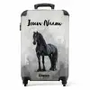 Statisch Portret van een Zwart Paard NBS - Handbagage koffer - Kinderen Unisex middel -productfoto_recht