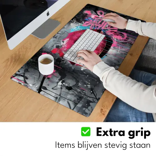 Lippen - Felroze - Graffiti - Verfstrepen Muismat XXL klein -sfeer3