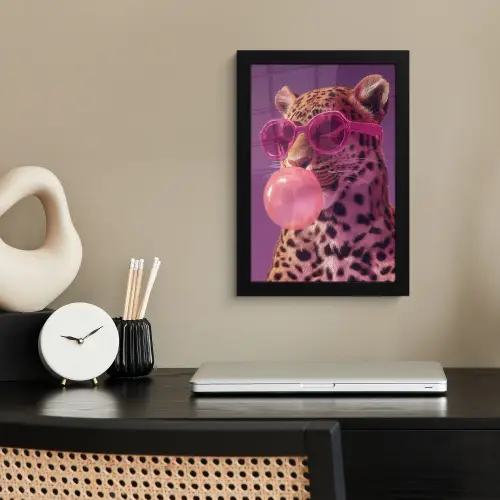 Panter - Zonnebril - Kauwgombel - Roze fotolijst zwart zonder passe partout klein -sfeer1
