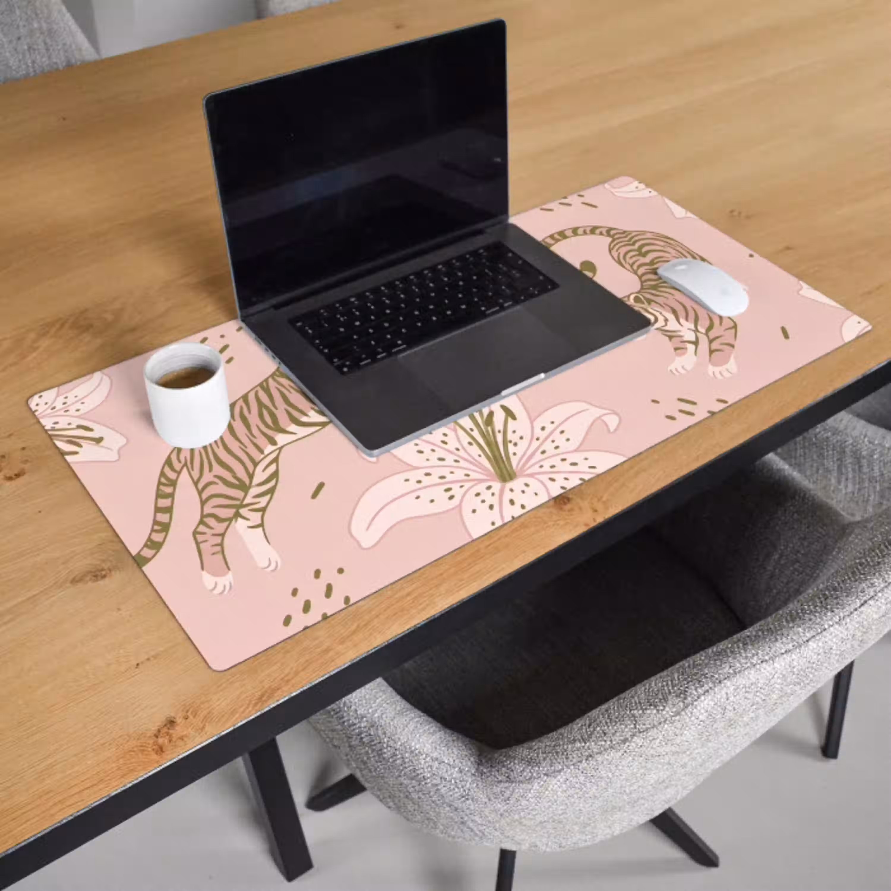 Kat - Springend - Bloemen - Abstract - Roze Muismat XXL klein -sfeer1
