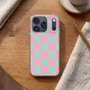 Schaakbord patroon - Groen - Roze - Blokjes Telefoonhoesje iPhone 17 Pro klein -sfeer1