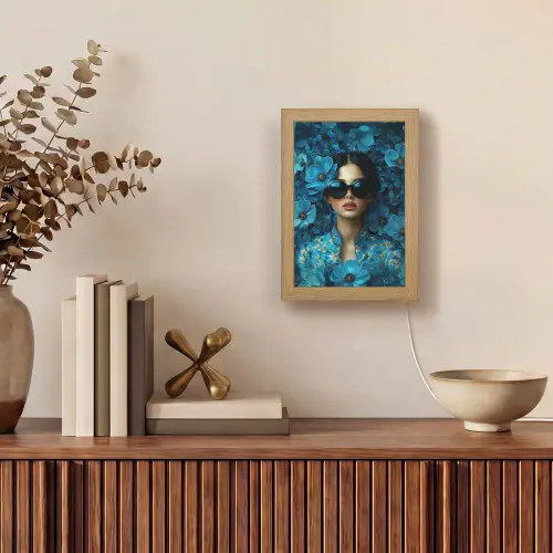 Vrouw - Bloemen - Blauw - Aesthetic - Luxe Light Box met kabel (Tafellamp) klein -sfeer2