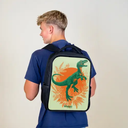 Groene dino tussen varens Rugzak - Zwart middel -sfeer8