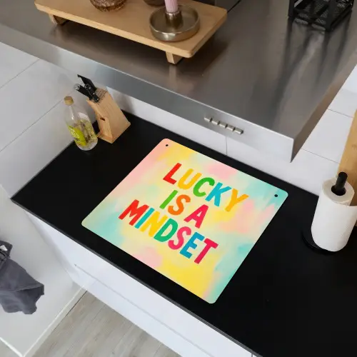 Quote - Lucky - Regenboogkleuren Inductie beschemer met haakjes middel -sfeer1
