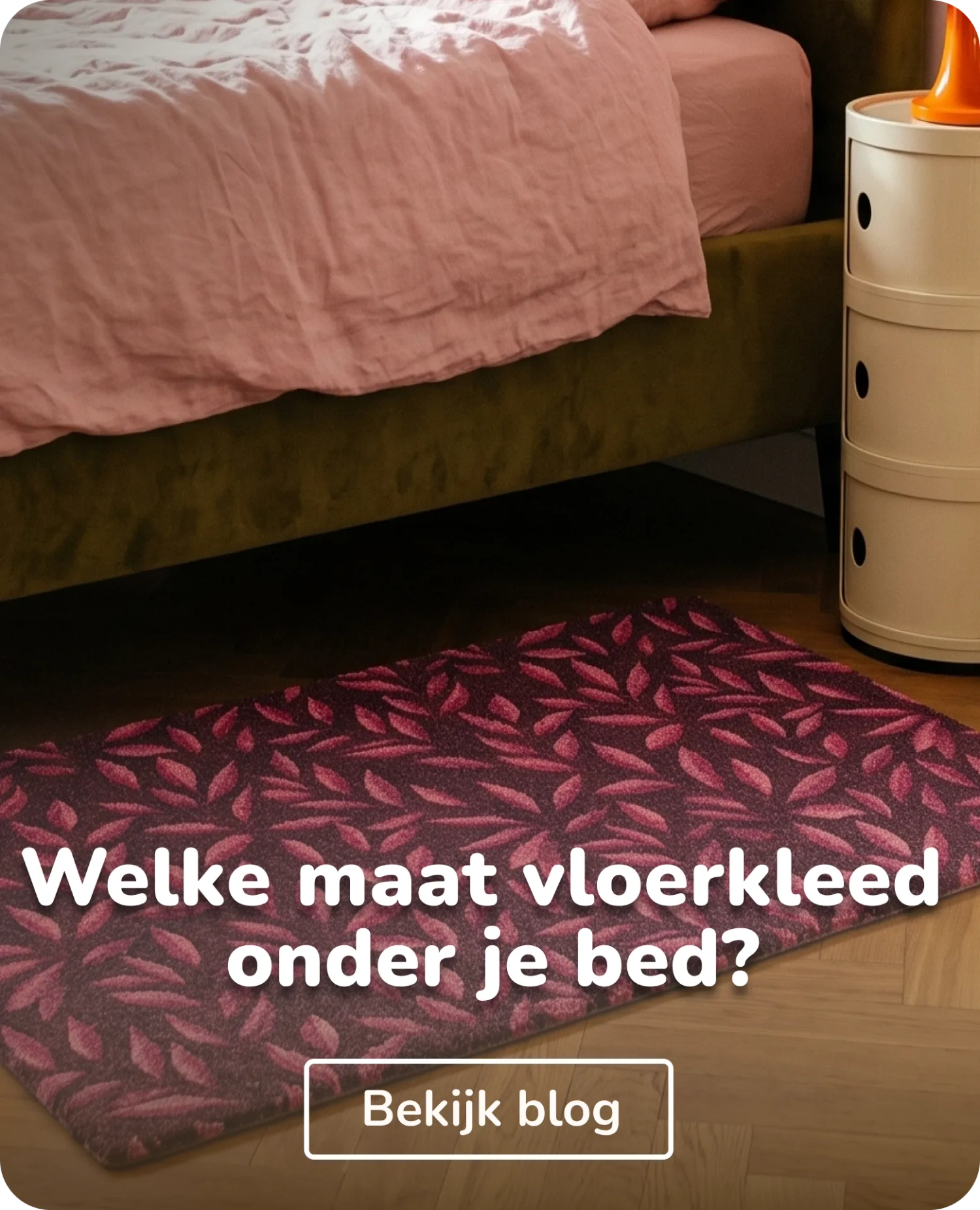 roze vloerkleed onder een bed