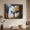 Luipaard - Oranje - Wit - Gras Textielframe zwart klein -sfeer3
