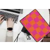 Schaakbord print - Oranje - Roze - Blokjes laptophoes neopreen klein -bureau