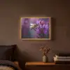 Honingbij - Paarse bloemen - Details Light Box met batterij (Wandlamp) middel -sfeer4
