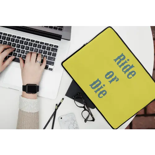 Ride or die - Geel - Blauw laptophoes neopreen klein -bureau