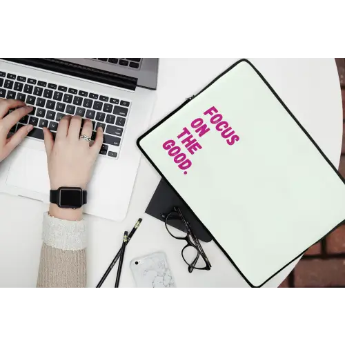 Focus on the good - Beige - Roze laptophoes neopreen klein -bureau