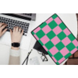 Schaakbord patroon - Groen - Roze - Blokjes laptophoes neopreen klein -bureau
