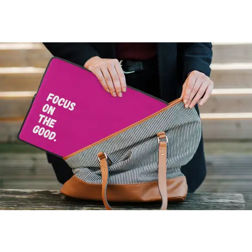 Focus on the good - Roze - Simple laptophoes neopreen klein -tas