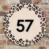 Beige luipaardprint - Traditioneel Naambord Rond klein -sfeer2