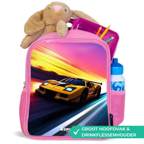 Gele raceauto bij kleurrijke zonsondergang Kinderrugzak - Roze middel -inhoud_NL