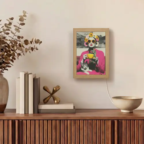 Vrouw - Kat - Bloemen - Kopje - Retro Light Box met kabel (Tafellamp) klein -sfeer2