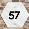 Lichtgrijs marmer - Traditioneel Naambord Hexagon klein -sfeer2
