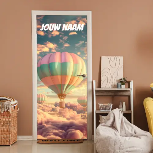 Luchtballon boven wolken met de tekst “Deze kamer is van: jouw naam”. deurposter klein -sfeer1
