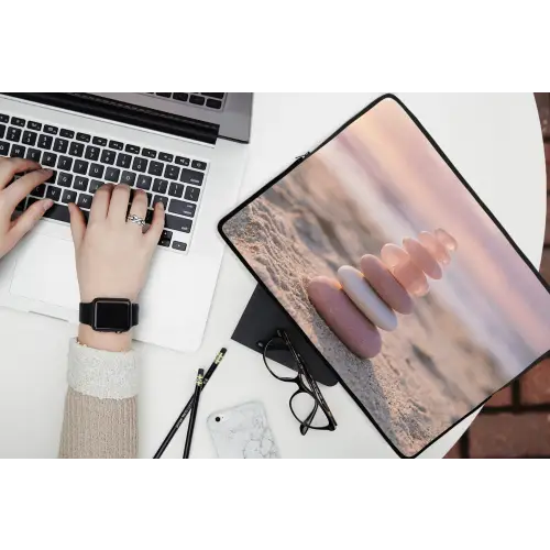 Stenen - Zand - Roze laptophoes neopreen klein -bureau