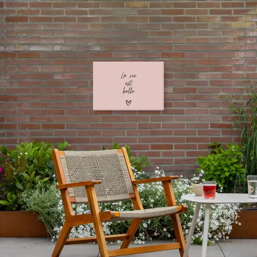 La vie est belle met Hart Tuinposter op houten frame 2 cm dik klein -sfeer3
