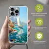 Zeilboot - Rotsen - Kust - Huizen Hoesje iPhone 16 Pro Max met koord klein -sfeer2_NL