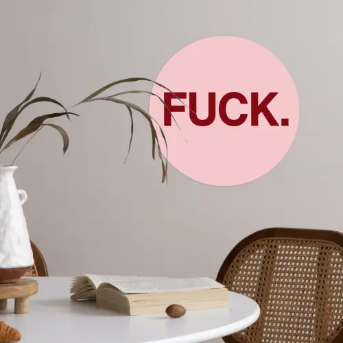 Statement - Krachtig - Roze Wandcirkel behangsticker klein -sfeer3