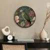 Groene papegaai - Kleurrijke bloemen - Donkere achtergrond Fotolijst rond zonder passe partout klein -sfeer1