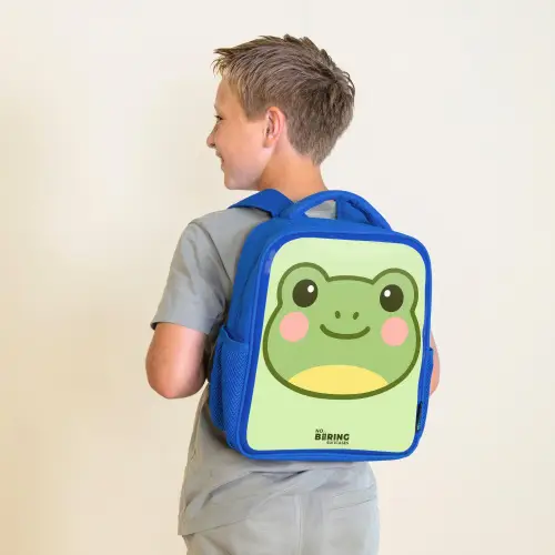 Kawai - Kikker - Groen Kinderrugzak - Blauw middel -sfeer2