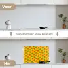 Geel - Aardbei - Patroon keuken achterwand spatscherm klein 900 -voor_na_NL