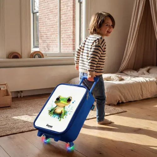 Groene kikker met grote ogen op witte achtergrond Kinderkoffer - Blauw klein -sfeer1