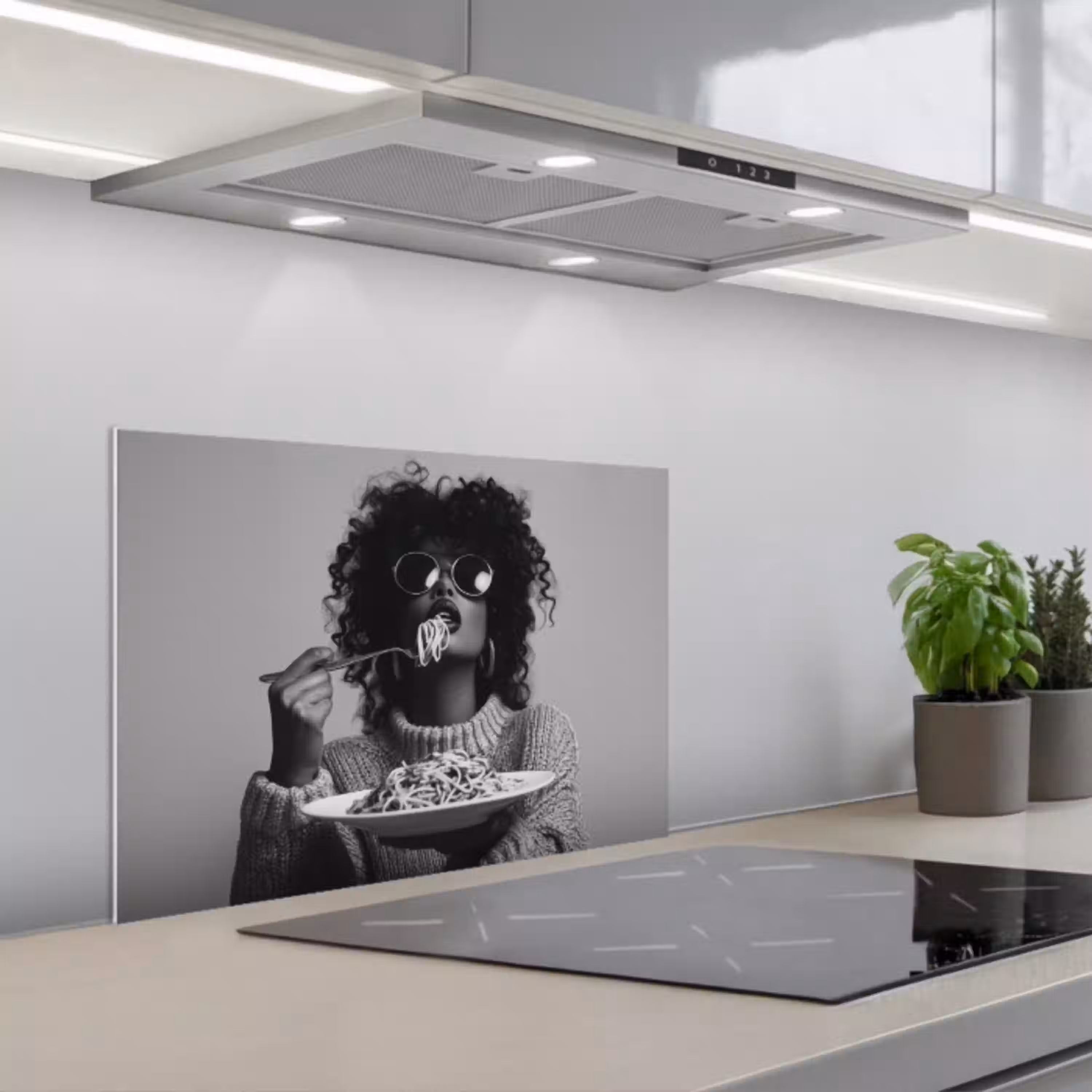 Vrouw - Pasta - Zwart - Wit keuken achterwand spatscherm klein -3d_schuin