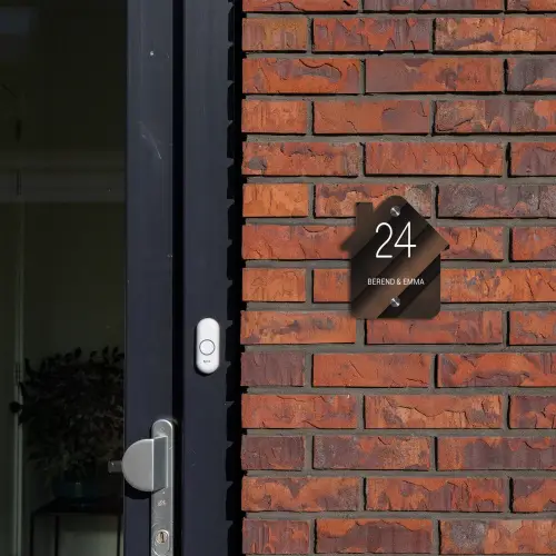Bruine diagonale banen - Klassiek Naambord Huisje klein -sfeer2