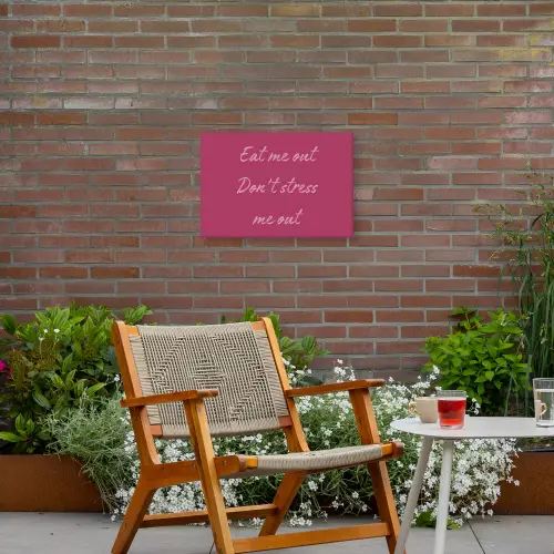 eat me out don't stress me out - Roze - Minimalistisch Tuinposter op houten frame 2 cm dik klein -sfeer3
