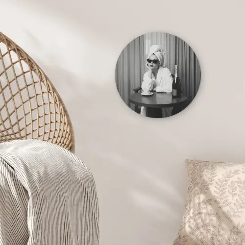 Vrouw - Bubbels - Zwart - Wit Akoestische PET Vilt - Rond klein -sfeer4