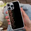 Koffiebonen - Zwart - Eenvoudig Hoesje iPhone 16 Pro Max met koord klein -sfeer3