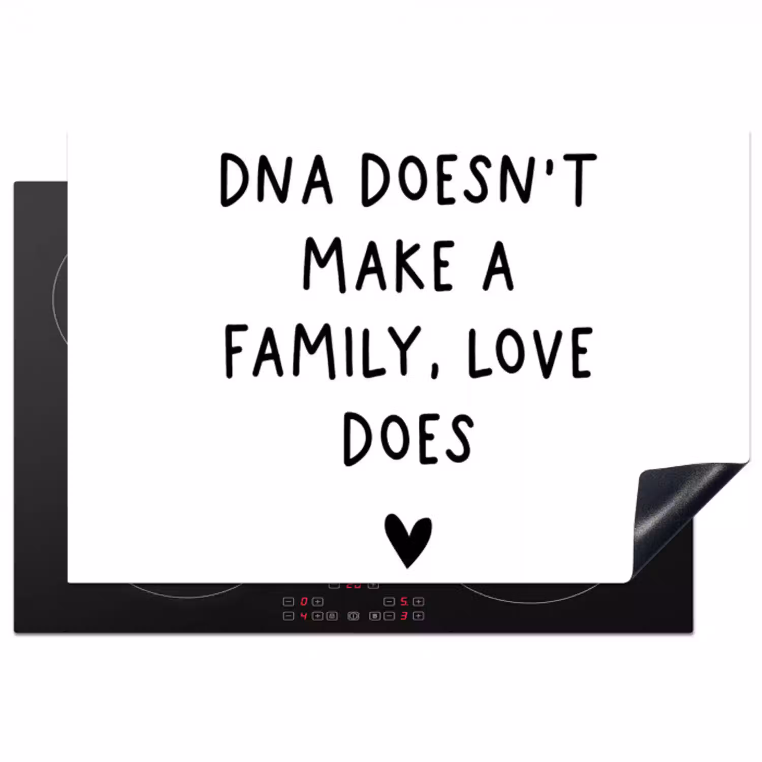 Engelse quote "DNA doesn't make a family, love does" met een hartje op een witte achtergrond Inductie beschermer vinyl 3mm klein -3d