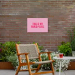Tekst - Modern - Roze Tuinposter op houten frame 2 cm dik klein -sfeer3
