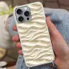 Lijnen - Golvend - Crème Hoesje iPhone 16 Pro Max met koord klein 804 -sfeer3
