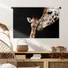 Giraffe - Dieren - Zwart - Portret - Dieren Wandkleed katoen middel -sfeer5