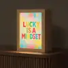 Quote - Lucky - Regenboogkleuren Light Box met kabel (Tafellamp) klein -z3d_website
