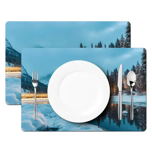 Winterlandschap - Natuur - Huis - Bergen - Sneeuw Placemat vinyl groot -zzsfeer2_Kitchenyeah-website