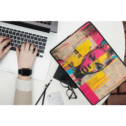Vrouwengezicht - Krantenpapier - Abstract - Roze laptophoes neopreen klein -bureau