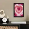 Hartvorm - Roze - Tie dye fotolijst zwart zonder passe partout klein -sfeer1