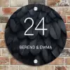 Zwarte veren - Klassiek Naambord Rond klein -sfeer2