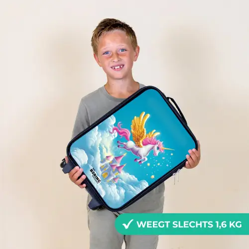 Vliegende eenhoorn met gouden vleugels boven kasteel Kinderkoffer - Zwart klein -sfeer4_NL
