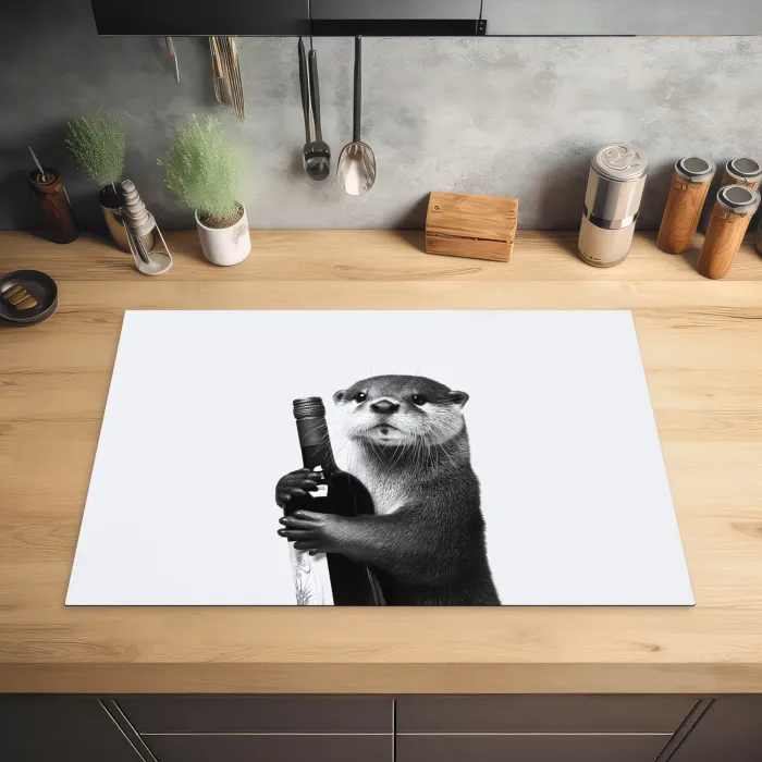 Zwart witte inductie beschermer met de print van een otter die een wijnfles vastheeft