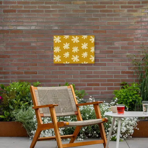 Bloem - Speels - Okergeel Tuinposter op houten frame 2 cm dik klein 845 -sfeer3