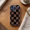 Schaakbord print - Bruin - Zwart - Blokjes Telefoonhoesje iPhone 17 Pro klein -sfeer1