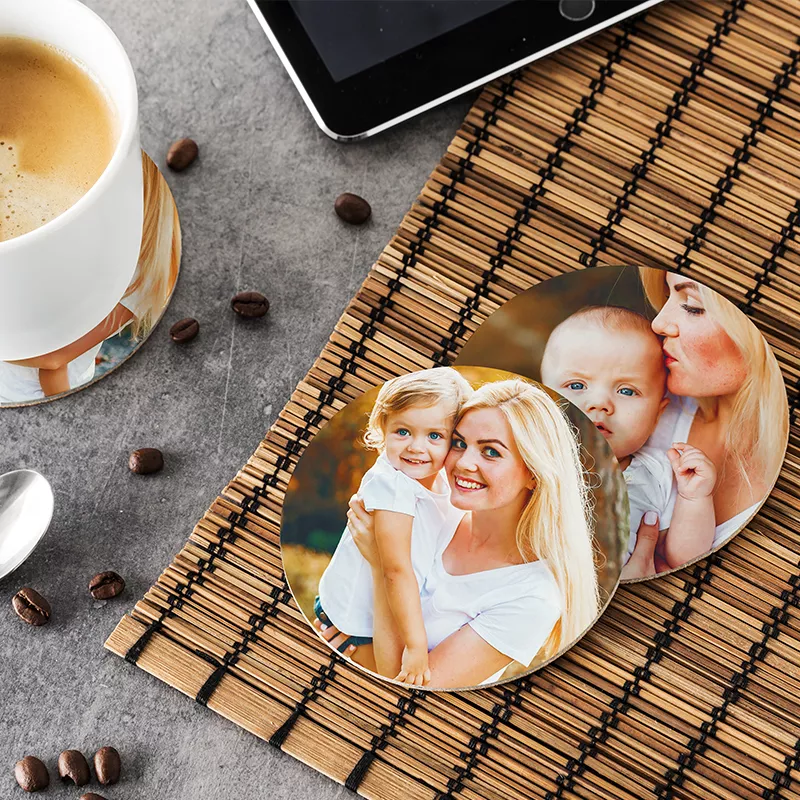Een paar onderzetters met eigen foto liggen op tafel