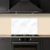 Minimalistisch - Wit - Grijze aders keuken achterwand spatscherm klein 900 -sfeer1